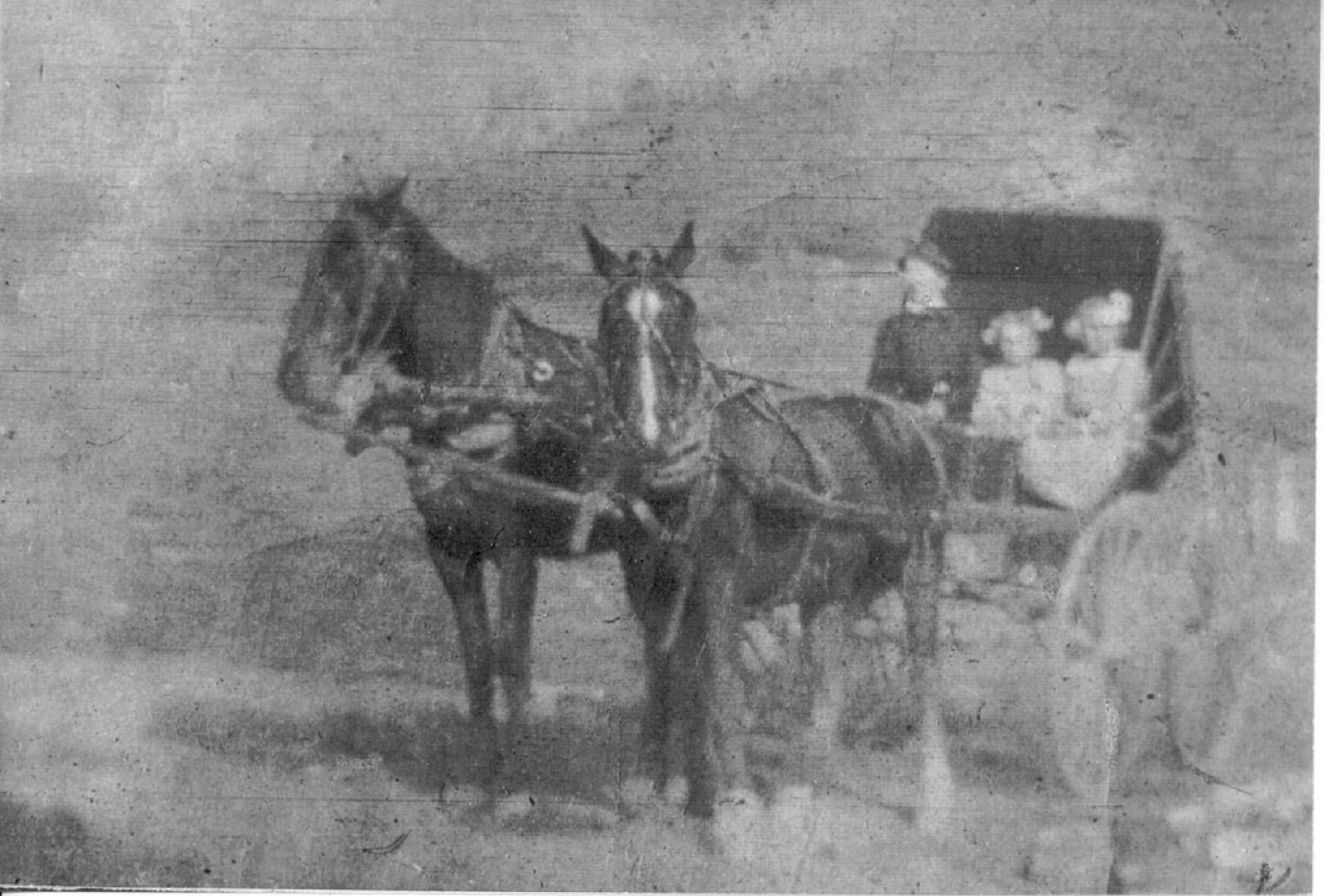 Dolly McFerson Brown with her daughters Fannie and Dorothy