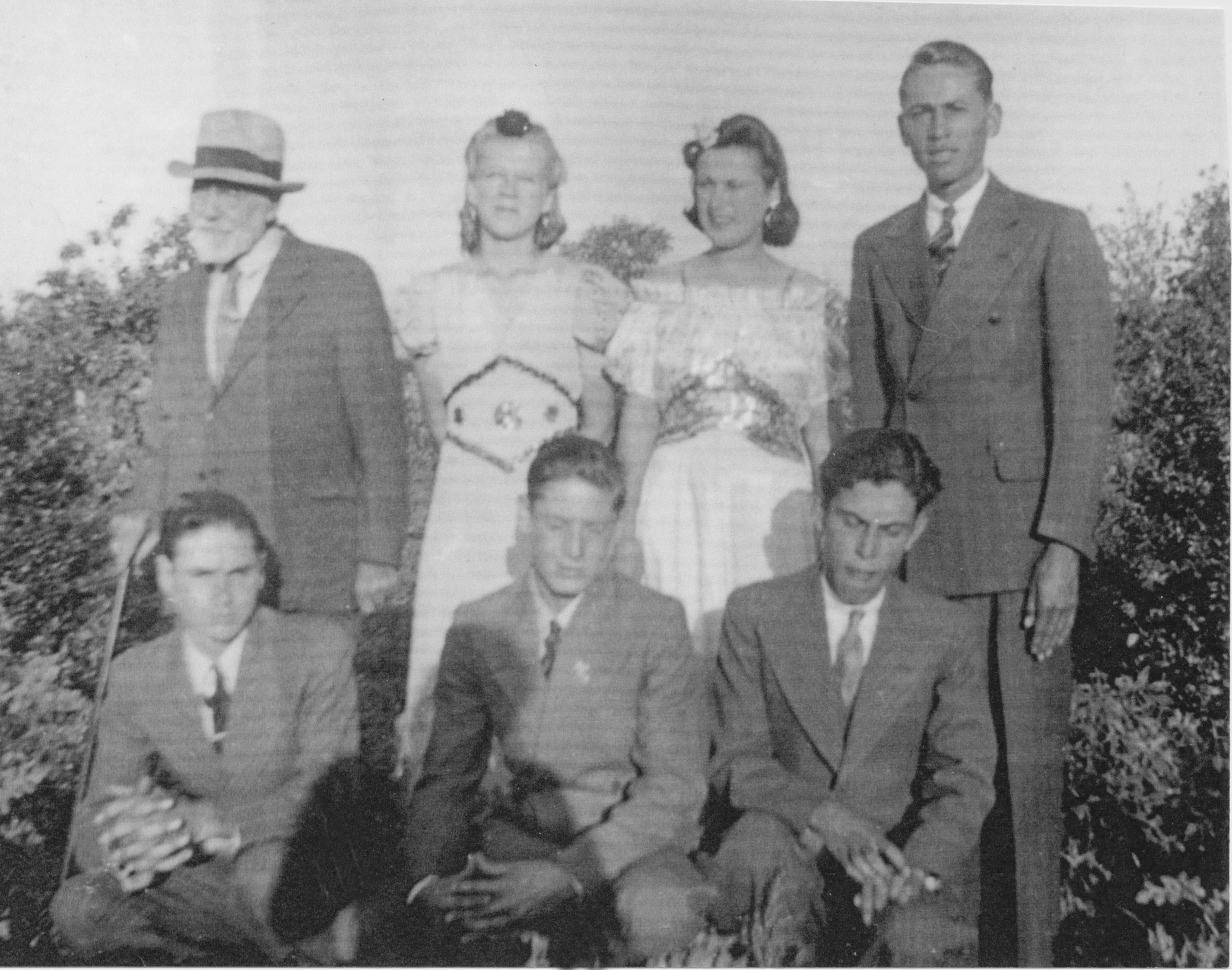 Orson Pratt Brown, Mary, Bertha, Gus; kneeling: Pauly, Aron, unknown indiv., around 1944